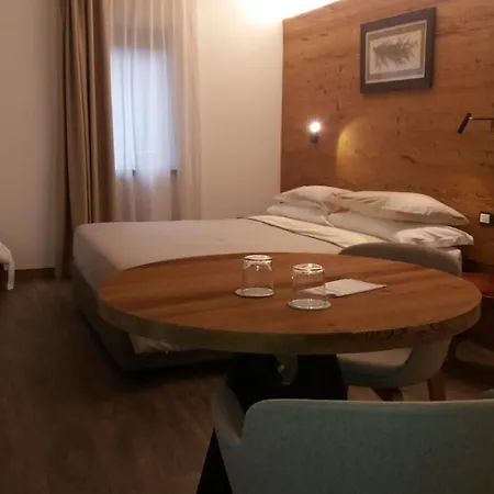 Al Castel فندق مبيت وإفطار بادولا